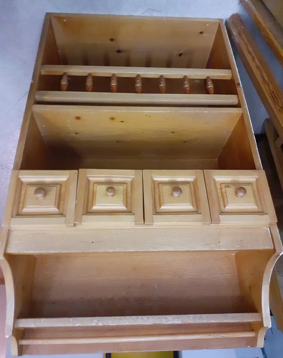 Кухненски шкафове от дърво масив и маса със столове запазени