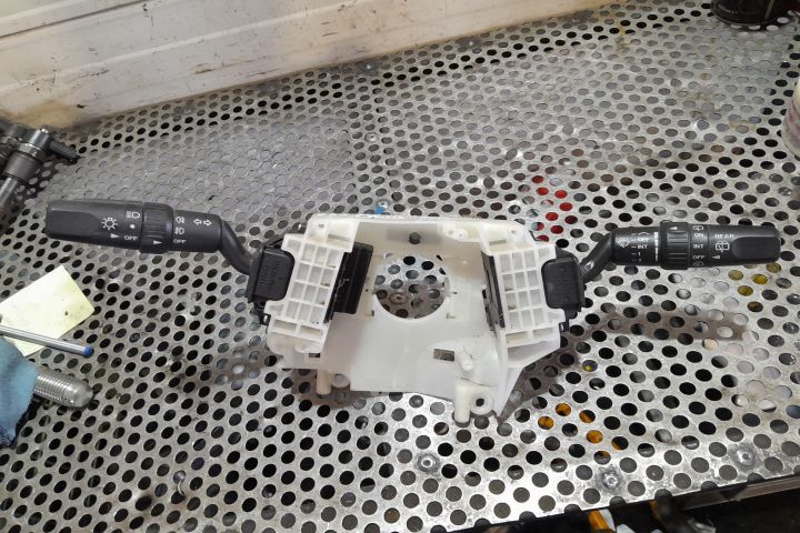 ANSAMBLU MANETE SEMNALIZARE + STERGATOARE 17E418 17E418 Mazda 5 CR