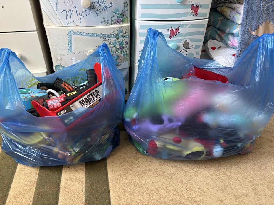 Продам игрушки,2 пакета