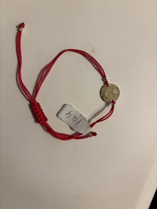 Brățară șnur roșu cu pandantiv din aur, model minge