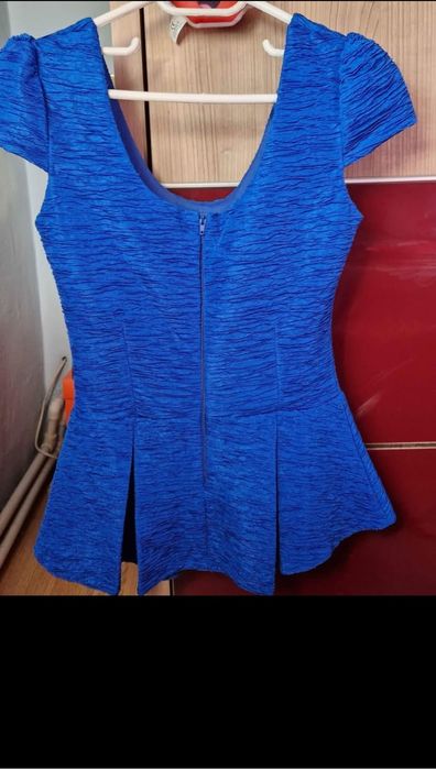 Bluză albastra creponata Atmosphere, mărimea 36
Material:95%poliester 
5%elastan.
Se închide cu fermoar.Produs romanesc. Nu are defecte. Trimit în ta