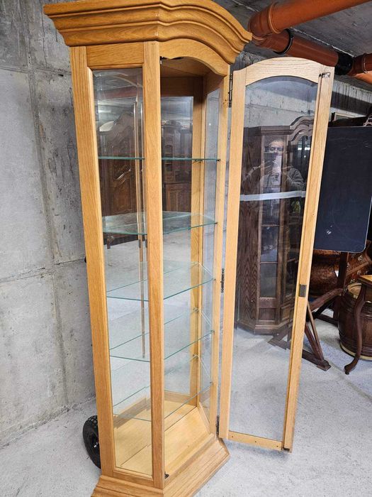 Витрина с кристални стъкла в стил Рустик