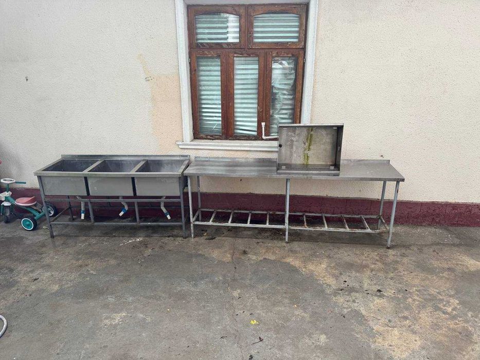 трёхсекционная моечная ванна со столом из нержавеющей стали