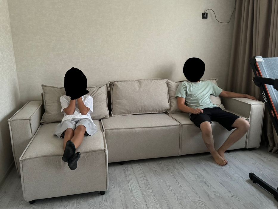 Спальный гарнитура и диван