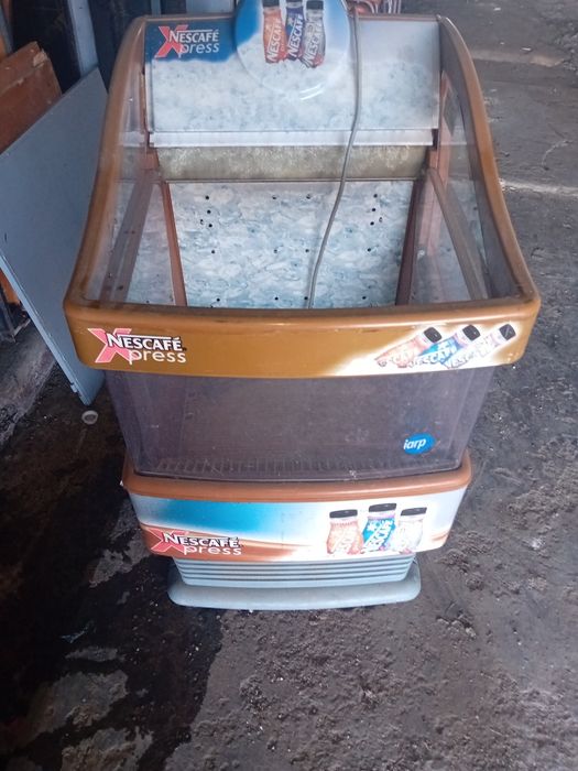 Хладилна витрина, отворена за магазин.