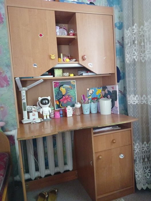 Продам стол,шкаф