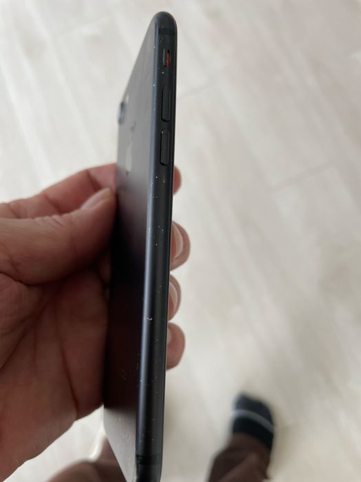 Продавам Iphone 7