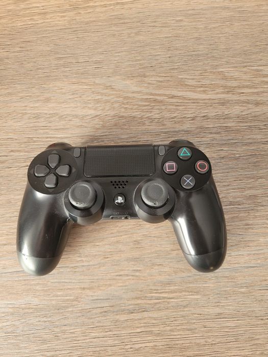 PS4 de 1TB cu 2 manete