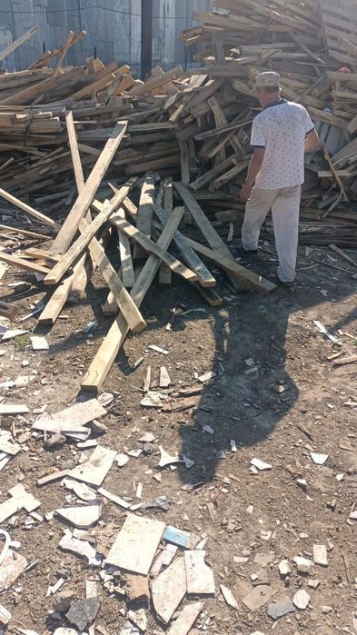 Дрова, доски, поддоны