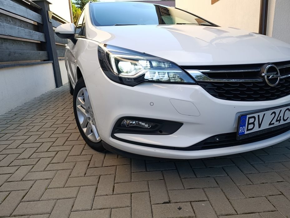 Opel Astra K 1.6cdti-2017-faruri inteligente IntelliLUX MATRIX -volan și scaune cu incalzire-Lane assist-Sign assist-Front assist-navigatie mare-