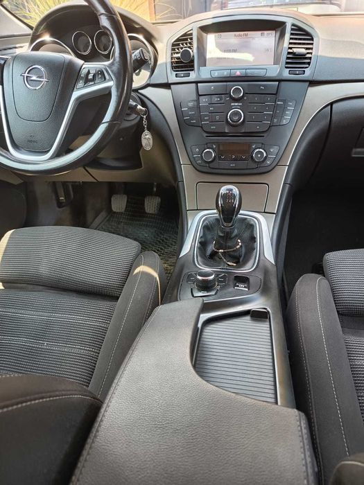 Vând Opel Insignia Sports Tourer – 2.0 CDTI (130 CP)