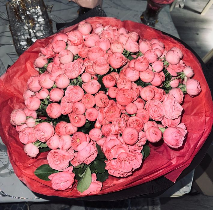 Свежие цветы ,( розы пионовидные )