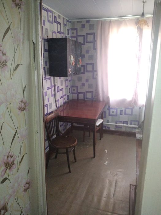 Продам спутник8 1ком 2этаж 2этажки в деревянном доме среднее состояние