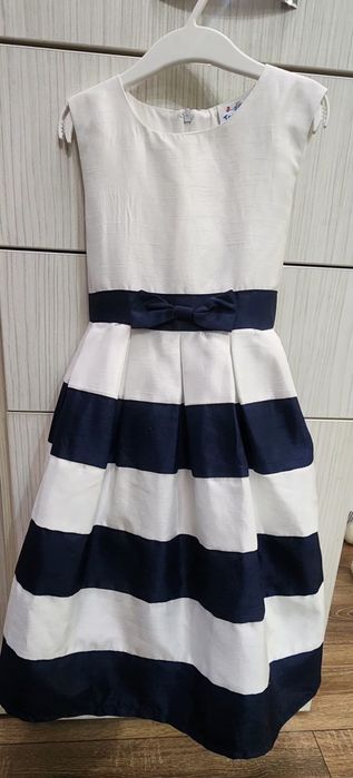 Разкроена рокля с връзка, Тъмноси