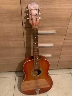 Отдам гитару. В хорошем состоянии.