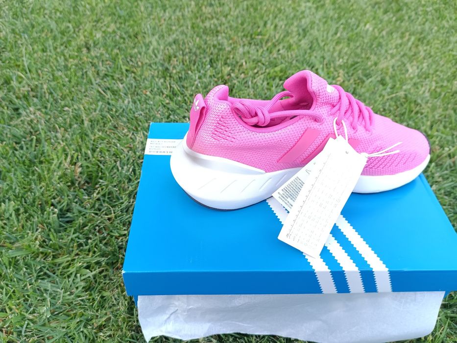 Чисто нови, оригинални маратонки Adidas