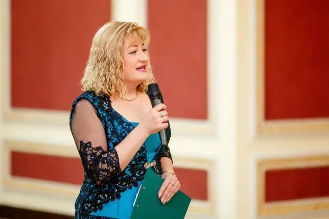 Тамада веселая, поющая