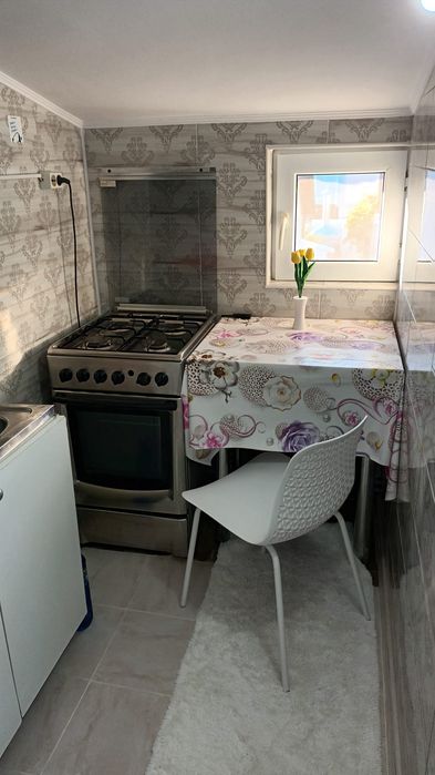 Închiriez garsoniera, hol baie bucătărie, și o camera la vila.