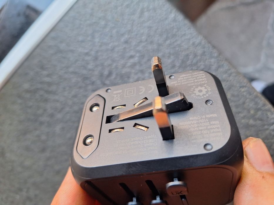 Универсално зарядно устржйство