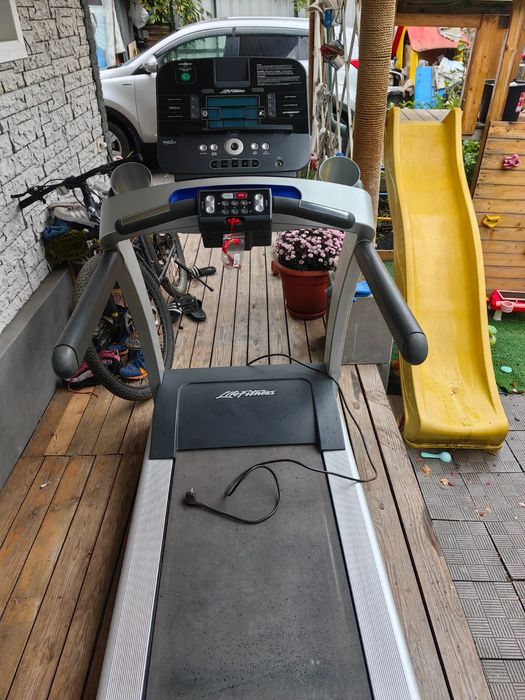 Профессиональная беговая дорожка Life fitness