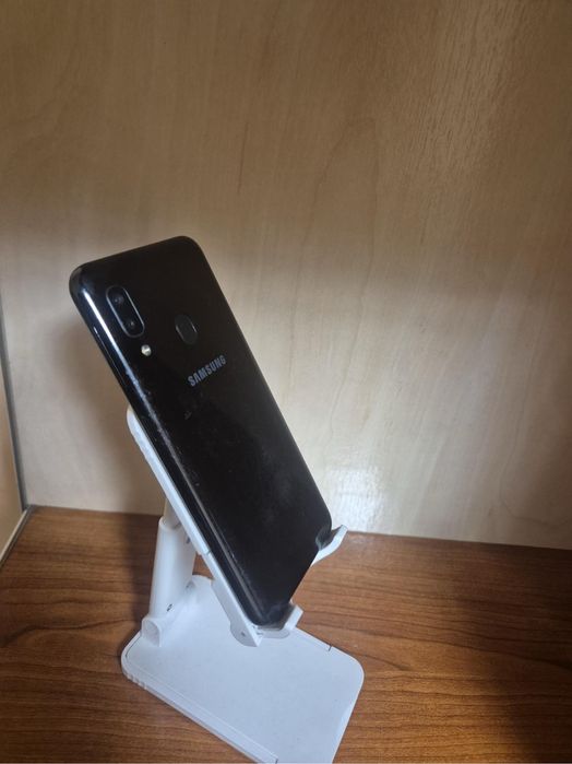 Samsung, IPhone.