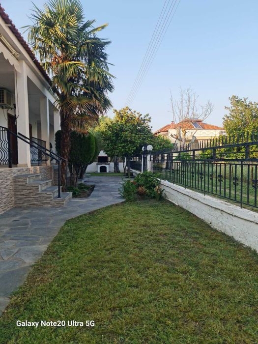 Продава три чудесни апартамента по 55 м2 в прекрасно оформен двор 400 м2 в Аспровалта, Гърция