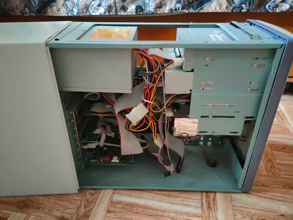 Продавам стационарен компютър с монитор, тонколони, мишка и клавиатура