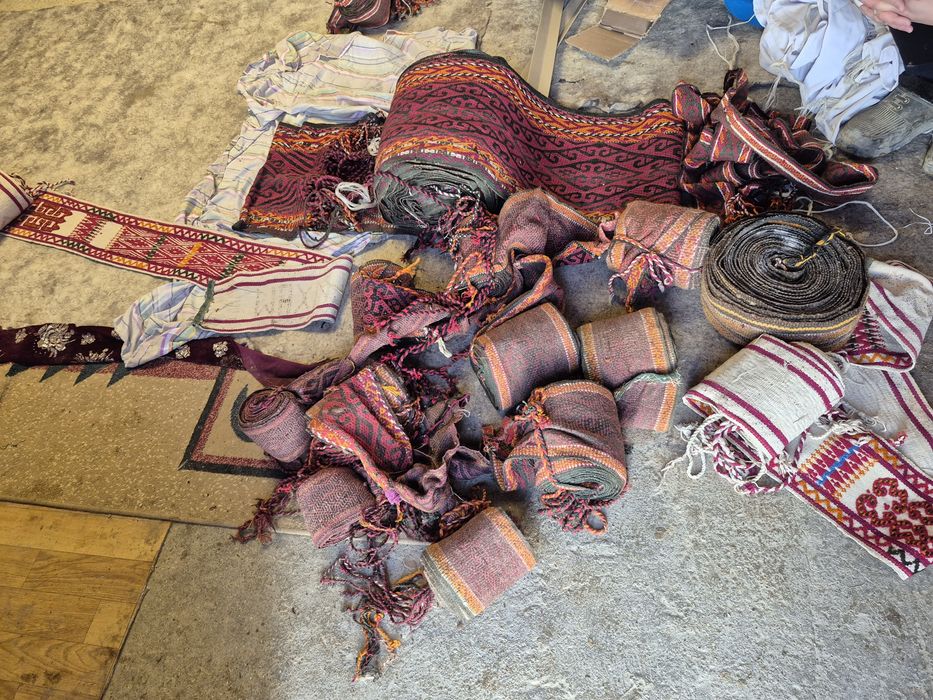 Қол өнер ұлттық бұйымдар сатылады