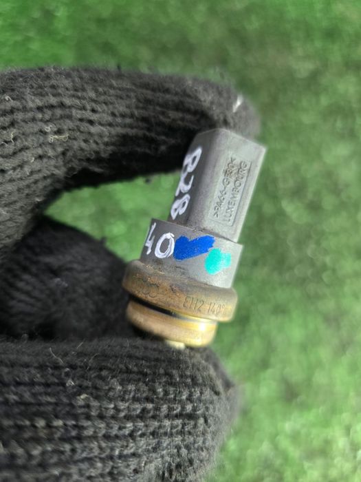 Датчик температуры  Пассат Б6 Б7 ауди а4  а6 Passat b6