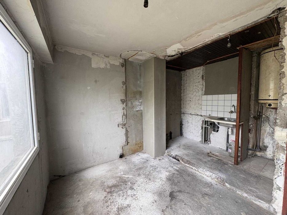 Продавам тристаен апартамент на комуникативно място