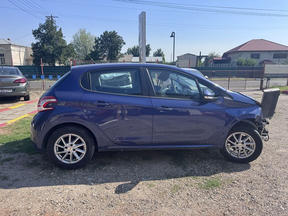 Dezmembrez Peugeot 208 2012-2019