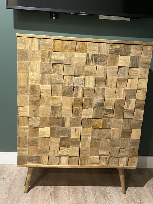 Буфет-комод с резными дверцами