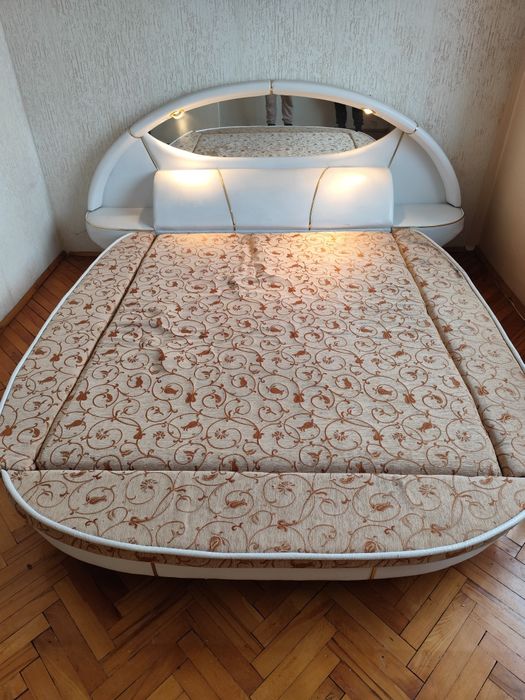 Кожена спалня с огледало