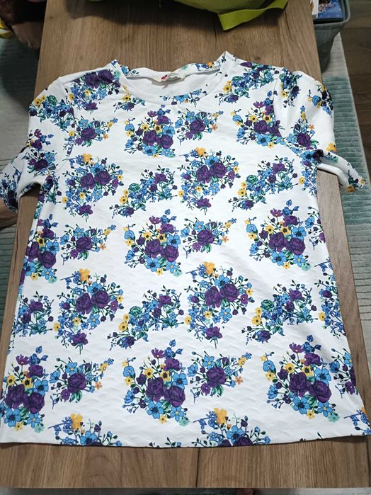 Vând tricou cu flori