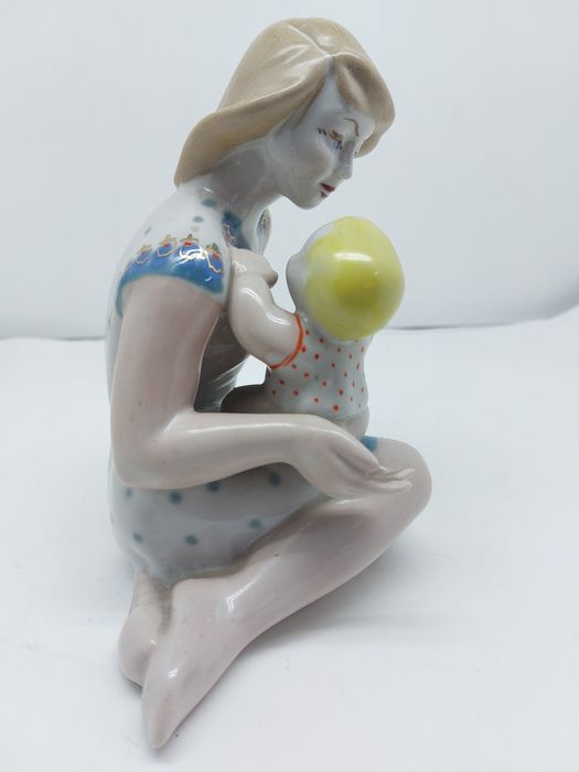 Статуэтка  фарфор СССР  материнство