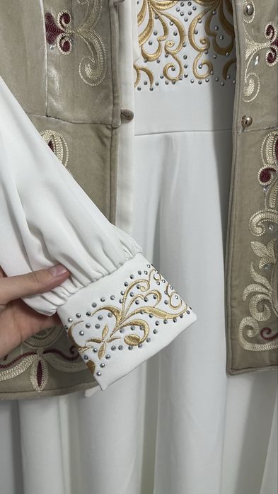 Белое платье с жакетом