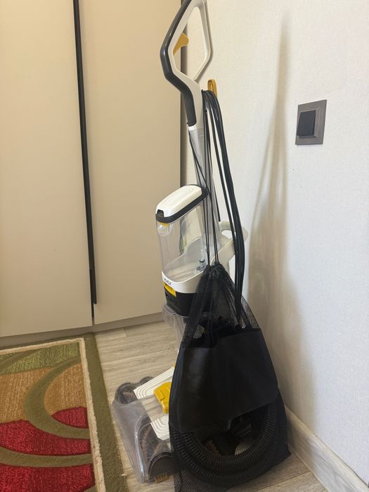 Моющий пылесос почти новый