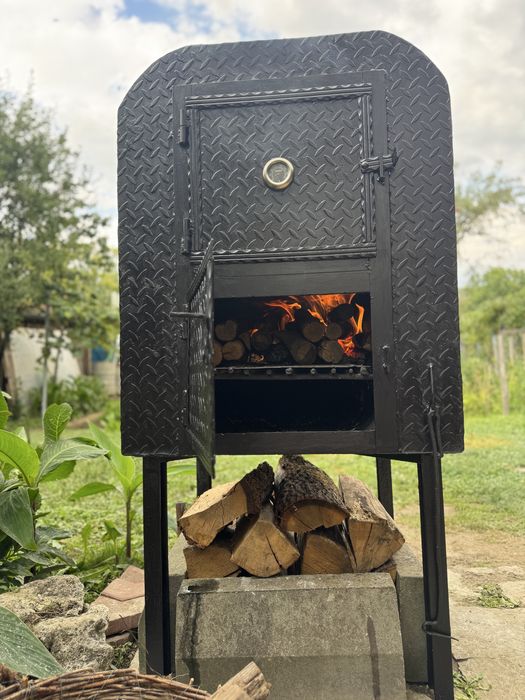 Cuptor  pizza , paine de fonta pe lemne     la comanda !
