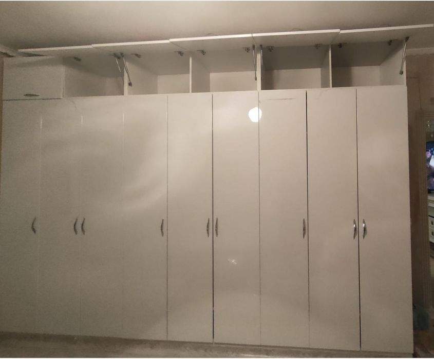 Шкаф длинный, состоит из трёх частей