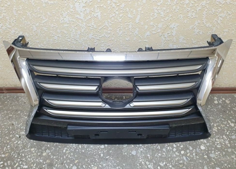 Продам рещётку радиатора от LEXUS GX 460