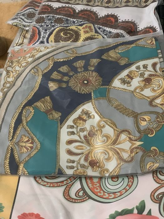 Кепки с орнаментом, платки