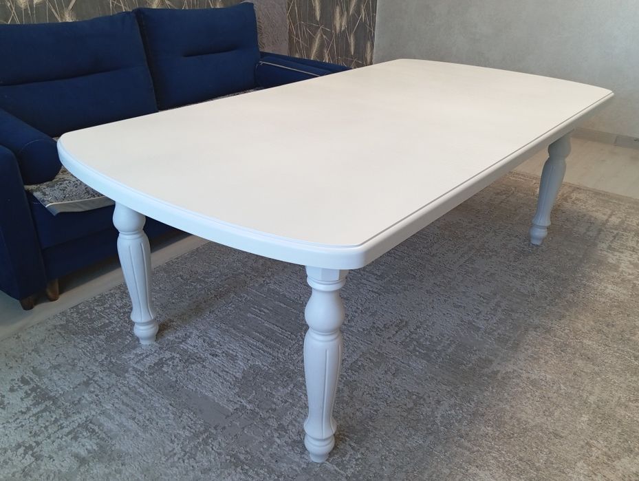 Гостиный стол, хорошего качества