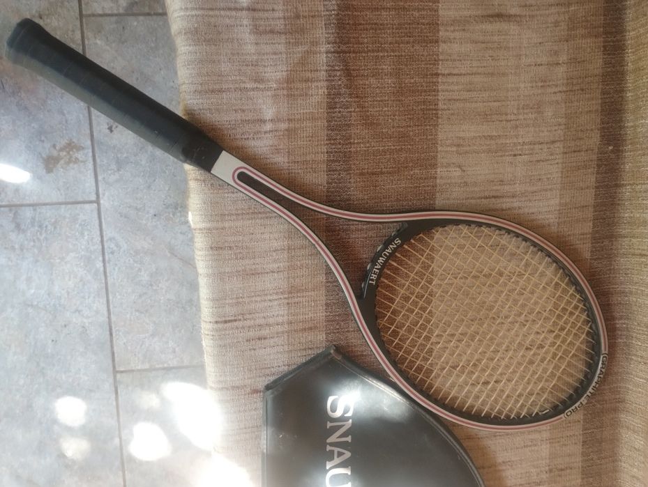 Vând rachetă de tenis snauvaert graphite pro  cu husa.