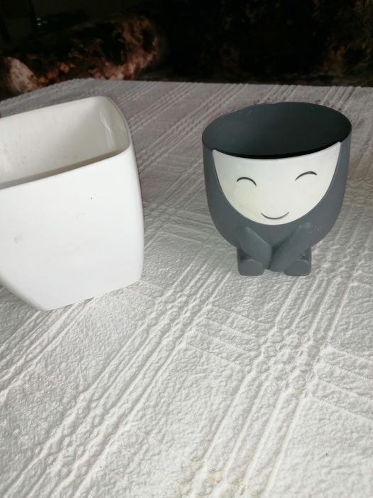 Непотребни кашпи обща цена 15 лева