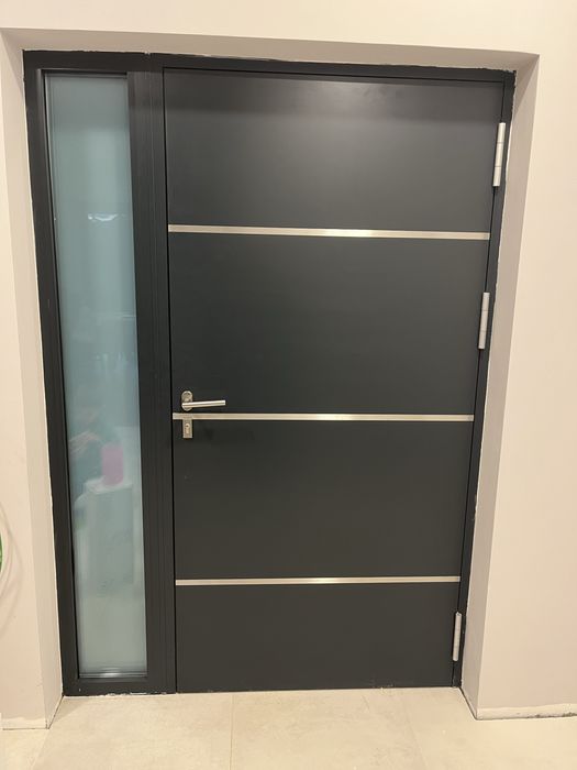 Входна врата алуминиева RAL7016