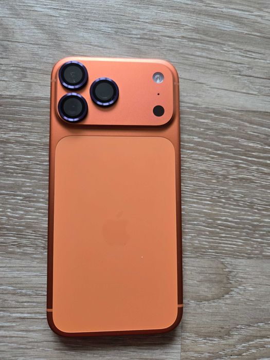 Продавам iPhone 17 Pro Max в уникалния и изключително атрактивен цвят Cosmic Orange. Телефонът е в безупречно състояние, неразличим от нов!