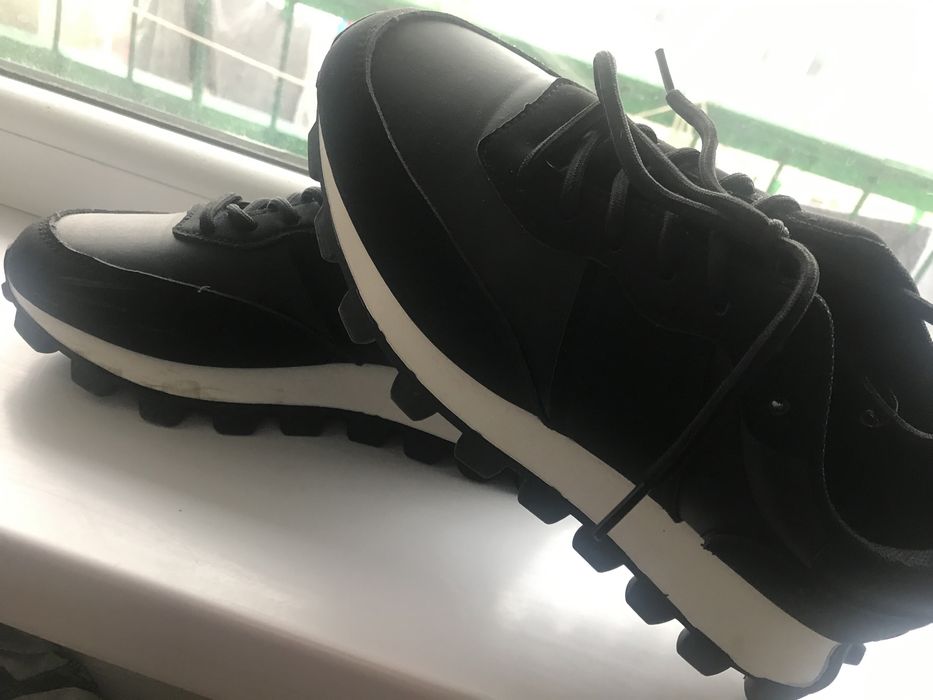 Продам женскую кроссовки