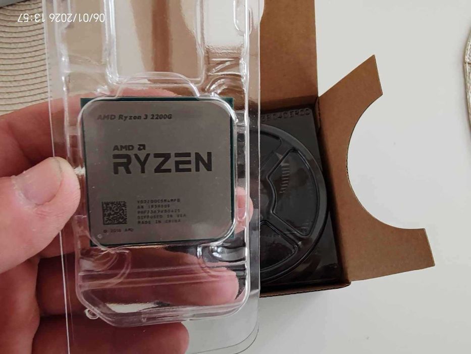 Procesor AMD Ryzen 5 2200G 3.9GHz ca nou, cooler original nefolosit