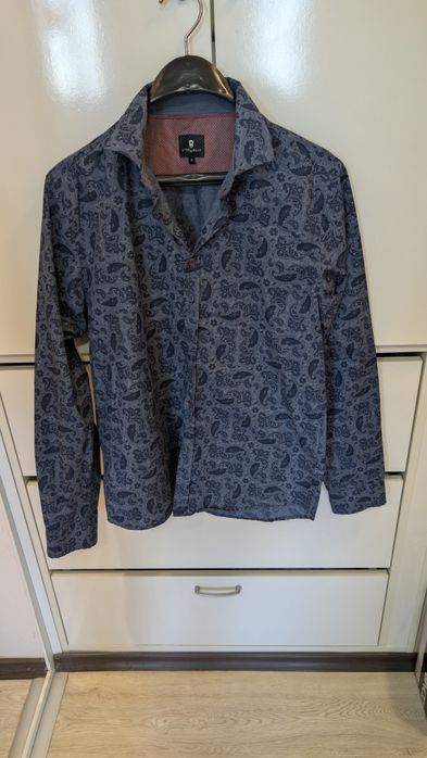 Маркови тениски и синя риза