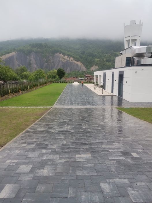 Echipa montam pavele dale borduri